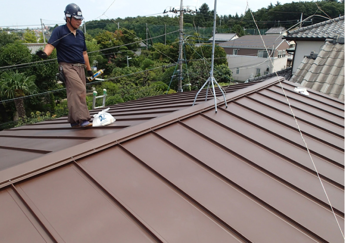 アンテナを設置し直し、掃除が完了。屋根カバー工法で施工が完了した新しいブラウン色の屋根は綺麗に生まれ変わり、雨漏りの心配も解消されました